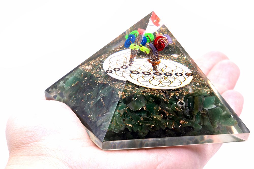 Orgonit Pyramide 70 mm – Grüner Aventurin & Blume des Lebens