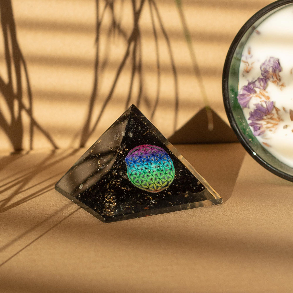 Orgonit Pyramide klein 5,5×4,5 cm – Blume des Lebens & Schwarzer Turmalin