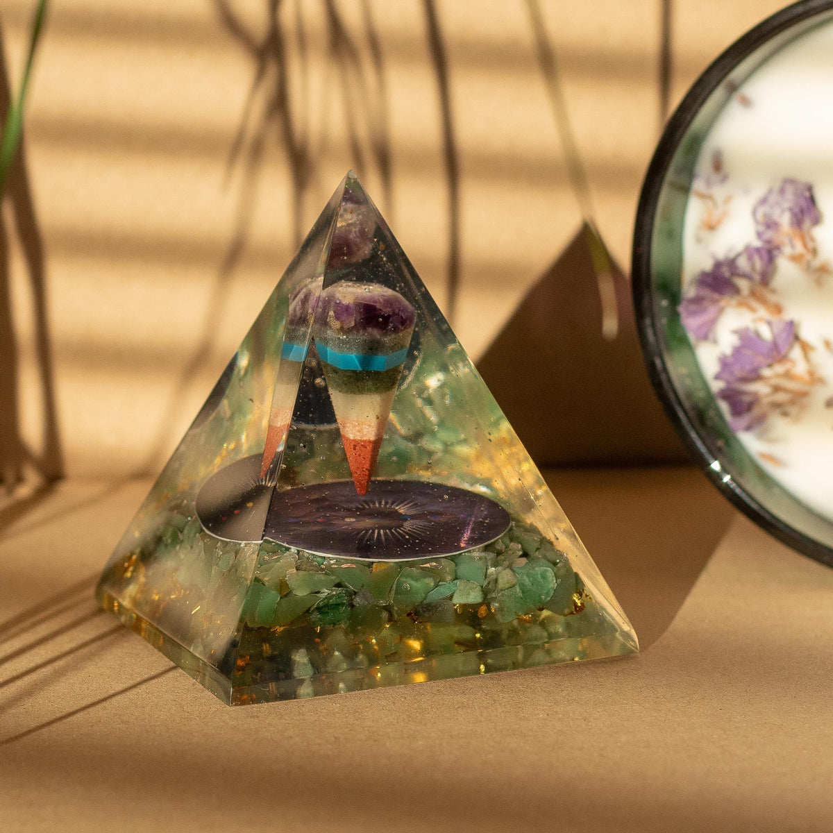 Orgonit Pyramide mittel 7×6 cm – Pendel & Grüner Aventurin