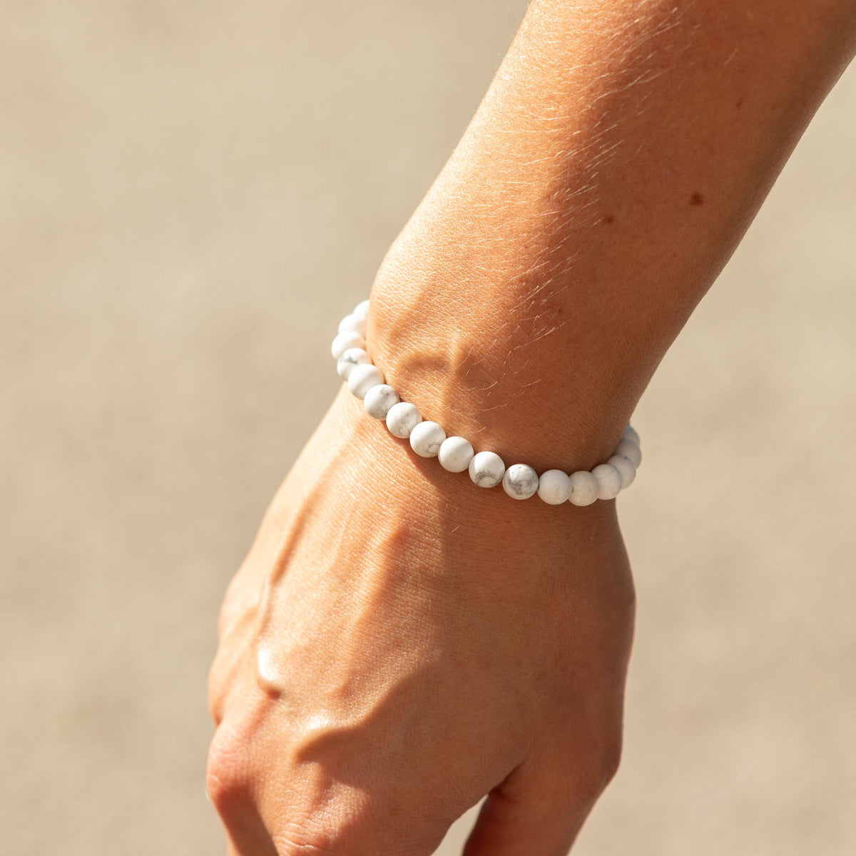 Howlith-Armband Petite – 6 mm Perlen, 17 cm