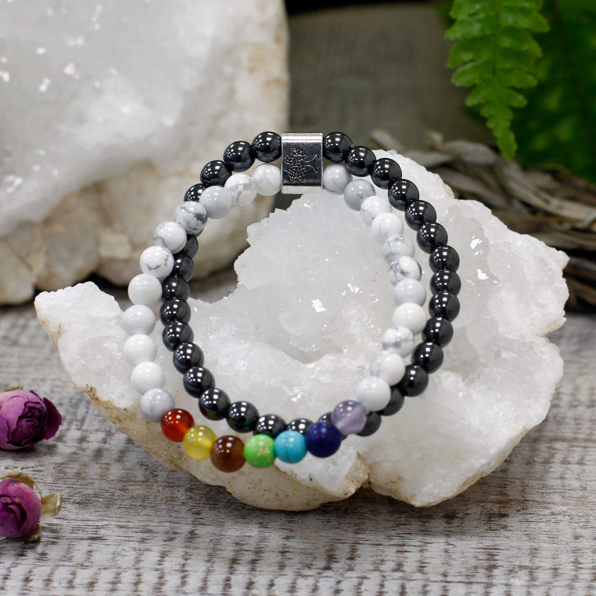 Magnetisches Howlith-Armband – Weiß mit Chakra-Akzent